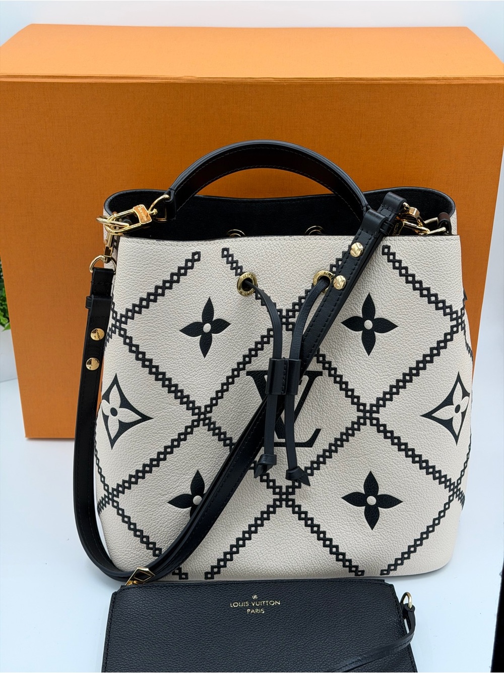 Louis Vuitton Empreinte Monogram Giant Broderies Neonoe MM bag Michrochip 😍